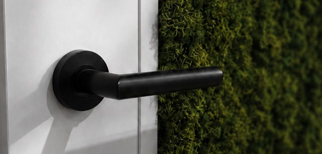 Design-Drücker in Schwarz auf der Moosfläche